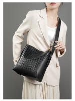 Bolso de hombro de cuero tejido a mano de gran capacidad a la moda bandolera bandolera bandolera para mujer - details 4