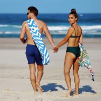 Toalla de playa de microfibra para adultos y niños, toalla grande de secado rápido sin arena, a rayas verdes y azules, perfecta para viajar y nadar - details 3