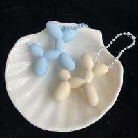 Llavero con forma de cachorro y globos de colores crema con personalidad, cadena de bolas, colgante de perro de dibujos animados, abalorios para bolso, llavero para mujer - details 5