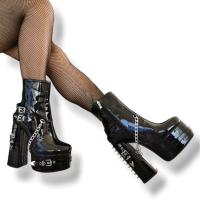 Botas cortas con plataforma y tacón alto para mujer, botines con remaches de cadena plateada de charol negro, Punk Y2K, chica picante, gótica, grande - details 3