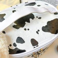Bonita bolsa de maquillaje, pequeña bolsa de cosméticos para mujer, bolsa de aseo mediana, bolsa organizadora impermeable de PU (estampado de vaca) - details 2