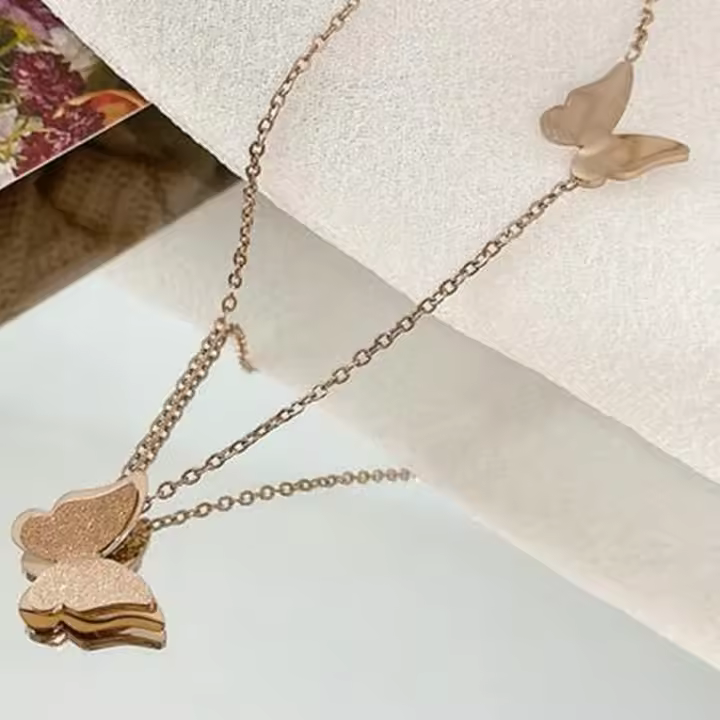 Colgante de mujer de mariposa esmerilada chapada en oro estilo minimalista de acero inoxidable Black King - 1