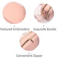 Bolsa de maquillaje de viaje moderna de piel sintética con diseño acolchado, bandolera cuadrada con cierre de cremallera y correa. - details 13