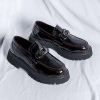 El vestido de charol de suela gruesa es un calzado informal cómodo, informal y antideslizante para hombre. - details 3