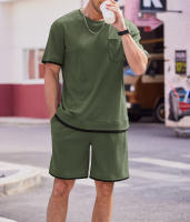 Traje deportivo de hombre con bloques de color, pantalones cortos de dos piezas, cuello redondo y camiseta de manga corta. - details 11