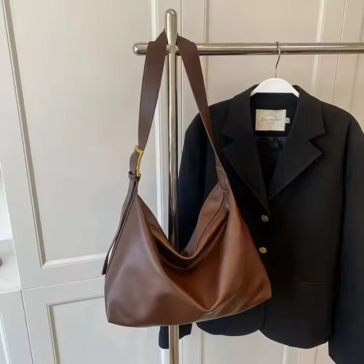 Bolso de compras de moda de gran capacidad con hombro informal Boston con diseño de cojín de PU de cuero Retro para mujer - 1