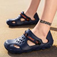 Sandalias con agujeros para hombre, estilo nuevo 2025, sandalias personalizadas de moda, zapatos de playa cubiertos para exteriores de verano para hombre, zapatillas de verano para hombre - details 1