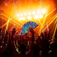 Rave Hand Fan Abanico plegable grande de bambú, abanico de mano plegable con brillo UV, abanico de mano para hombres/mujeres, abanico de mano para EDM, club, festival, concierto, baile, discoteca, carnaval - details 0