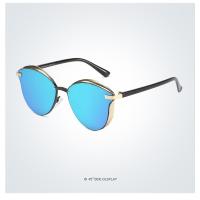 El conductor masculino conduce gafas de sol polarizadas metálicas para deslumbrar las gafas de sol - details 30