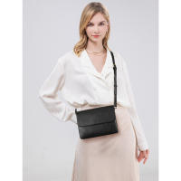 Bolso bandolera minimalista negro para mujer - Bolso de hombro vegano con múltiples bolsillos, cierre en tono dorado y correa ajustable, bolso elegante para todos los días, bolso bandolera pequeño - details 9