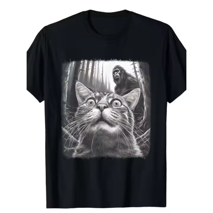 Camiseta casual de algodón para hombre, patrón de selfie de gato humorístico y Bigfoot en el bosque: cuello redondo, mangas cortas, cómodas y transpirables, se pueden usar en todas las estaciones, lavables a máquina, ropa cómoda para todo clima, top con t - 1