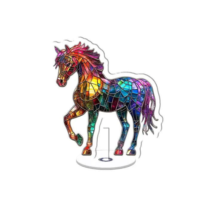 La pantalla acrílica giratoria presenta un caballo de vidrieras vibrante con una melena de arcoíris sobre un fondo blanco que muestra exquisitos detalles y brillo de color. - 1