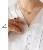 Collar con incrustaciones de diseño de nicho moderno y elegante, versátil, con rosas cálidas, circonita, conchas marinas blancas y accesorios chapados en oro. - details 3