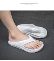 Chanclas zapatos de hombre de suela gruesa pisando mierda sintiendo pellizco en la playa zapatillas marea - details 12