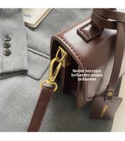 Nuevo bolso de mensajero versátil de hombro, bolso cuadrado pequeño portátil con costuras. - details 5