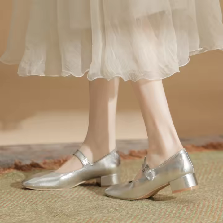 Suela blanda de cuero suave con hebilla de una palabra y zapatos planos de boca poco profunda, zapatos de cuero pequeños para dama. - 1