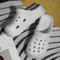 Zuecos de plataforma calados para mujer, sandalias de playa antideslizantes de verano 2025, zapatillas de suela gruesa a la moda para mujer, calzado para jardín Eva - details 9