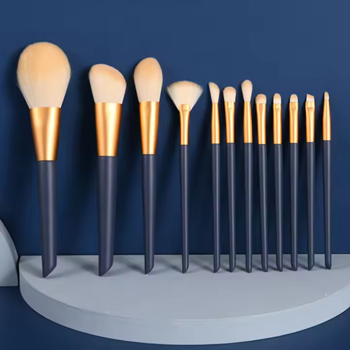 Set de 12 Brochas de Maquillaje Profesionales para Mujeres Herramienta de Cosméticos Ideal para Sombra de Ojos y Base en Polvo - 1