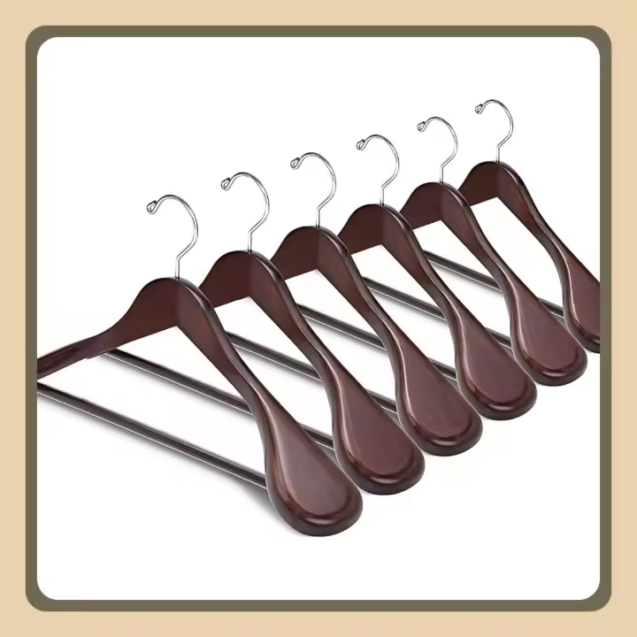 10 Unidades 44,5cm Perchas de Madera Retro con Hombros Anchos, Lujosa y Robusta Antiguo Marrón Percha para Ropa Exterior Abrigos Trajes Chaquetas con Varilla Redonda Antideslizante - 1