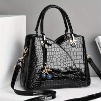 2022 El bolso de mano de textura de cocodrilo sintético más nuevo y moderno para mujer con colgante de cereza: elegante bolso y bolso de hombro negro y rojo, cierre de cremallera, forro de poliéster, detalle de pintura en los bordes, bolso | Bolso elegant - details 4