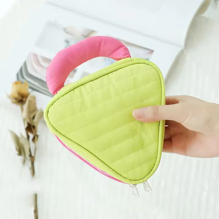 Bolsa de cosméticos multifuncional para mujer, bolsa de almacenamiento de estuche de maquillaje, bolsa de aseo de viaje, cuadrada, con contraste de triángulo Simple y creativo - 1