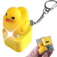 Llavero de pato chirriante y llavero de gato maullando, divertido llavero de sombrero de pato chirriante, llavero de juguete de pato chirriante con botón sensorial recargable por USB - details 0