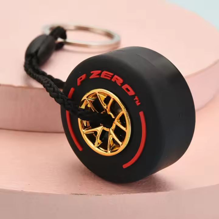 Llave de Rueda F1 de Lujo Mini Colgante de Gato de PVC para Bolso Regalo Gadgets para Amantes de Coches Iluminación y Decoración - 1