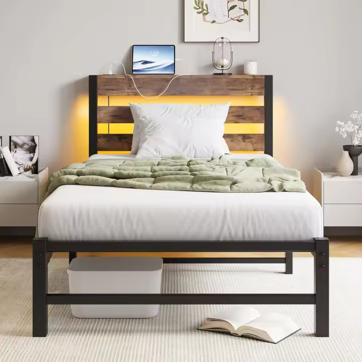 Marco de cama doble con estación de carga y luces LED, plataforma de metal resistente, marco de cama doble de 135 x 190 cm con cabecero de madera con almacenamiento, no necesita - 1