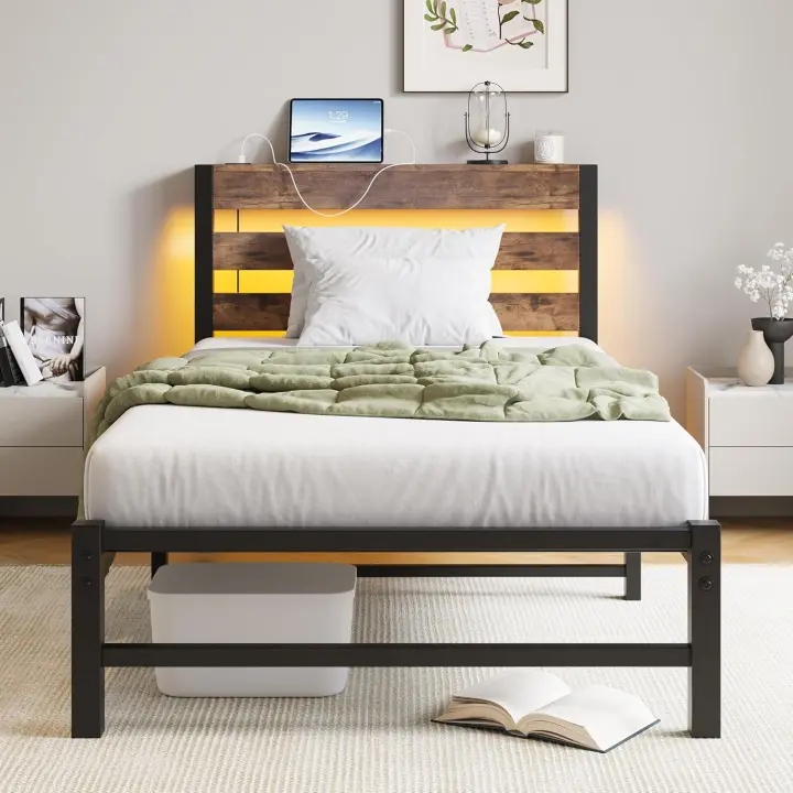 Marco de cama doble con estación de carga y luces LED, plataforma de metal resistente, marco de cama doble de 135 x 190 cm con cabecero de madera con almacenamiento, no necesita - 1