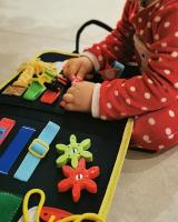4 Capas Busy Board Montessori, Tablero Sensorial Montessori para Niños 1 2 3 4 Años, Juguetes Educativos para Aprender a Vestir y Habilidades Motoras Finas, Regalo para Niño de 1 a 4 Años - details 1