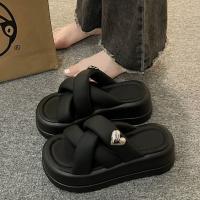 Zapatillas de suela gruesa ropa de verano de las mujeres 2025 nuevo fondo de muffin pequeño aumentado antideslizante zapatillas frescas de las mujeres - details 1