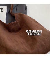 Bolso de gran capacidad para viaje informal retro para mujer, nuevo bolso de mano de gamuza para otoño e invierno, bolso de hombro versátil de nicho. - details 3