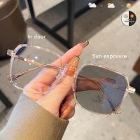 Gafas fotocromáticas Anti azul para hombres y mujeres, gafas que cambian de Color, gafas Anti UV, gafas de sol cuadradas con montura transparente, nuevas - details 1
