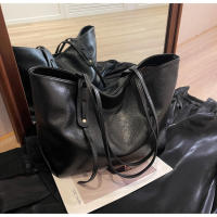 Bolso de gran capacidad retro premium, bolso de hombro simple y explosivo para mujer, bolso de mano para llevar bajo el brazo. - details 8