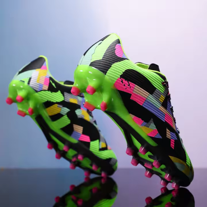 Zapatos de fútbol con tacos largos para entrenamiento de fútbol sobre césped para adultos y niños mayores - 1