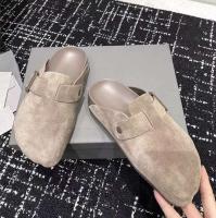 Zapatillas con punta bifurcada de cuero de ante negro con logotipo, sandalias, zapatos de mula de cabeza plana para mujer a la moda - details 1