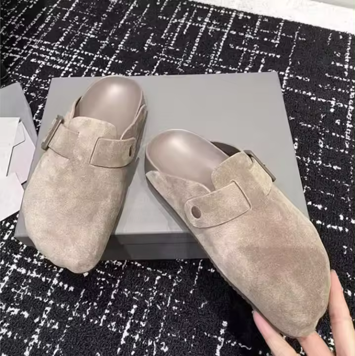 Zapatillas con punta bifurcada de cuero de ante negro con logotipo, sandalias, zapatos de mula de cabeza plana para mujer a la moda - 1