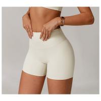 Una mujer con pantalones cortos de yoga de cintura alta que levantan la cadera sobre pantalones cortos deportivos ajustados, adelgazantes y para correr. - details 7