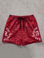 Los pantalones cortos casuales de moda para hombres están diseñados con llamativos estampados de letras rojas y añaden un toque vibrante al aspecto general. - details 1