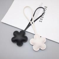 Llavero de flores de cuero PU a la moda, llavero de coche, colgador de cuero PU de moda, colgante de bolso de 13 colores de dibujos animados para mujer - details 1