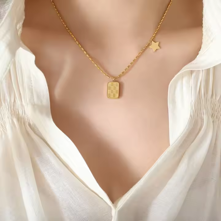 Collar de acero de titanio europeo y americano, cadena de clavícula con colgante de pentagrama de marca cuadrada de cuadros retro a la moda - 1