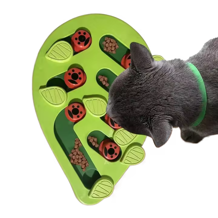 Herramienta de alimentación para mascotas, alimentador lento para mascotas con forma de hoja verde, juguete masticable portátil antiderrames para perros, divertido dispensador de comida antideslizante para mascotas, gatito - 1