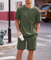 Traje deportivo de hombre con bloques de color, pantalones cortos de dos piezas, cuello redondo y camiseta de manga corta. - details 12