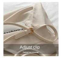 Bolso de mano elegante con forma de cubo cruzado inclinado, bolso de mano con colgante de cachorro para mujer, bolso de hombro de cuero de PU de alta gama con patrón de lichi, primavera y verano - details 4