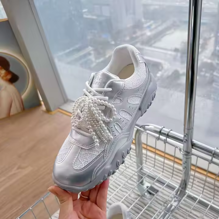 2025 zapatos deportivos casuales explosivos con función antideslizante de cierre de correa de borla de perlas, adecuados para uso en primavera e invierno - 1