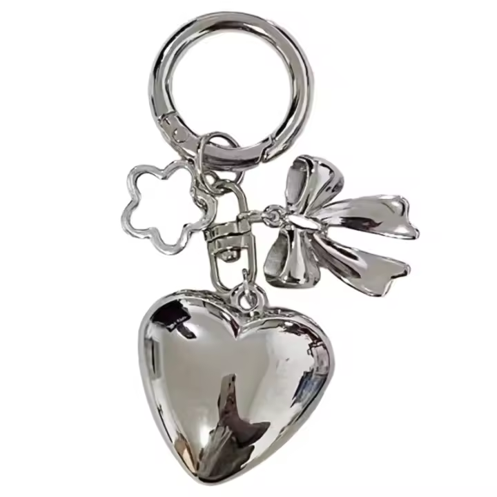 Llavero con forma de corazón, colgante de mochila con lazo - 1