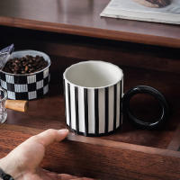 Taza de cerámica ins taza de viento moderno simple burdeos creativo mango grande raya vertical nicho personalizado mango de cinturón - details 4