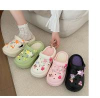 Zuecos de playa de verano para mujer con adorables detalles de dibujos animados, diseño calado transpirable, ligeros y cómodos para uso informal - details 0