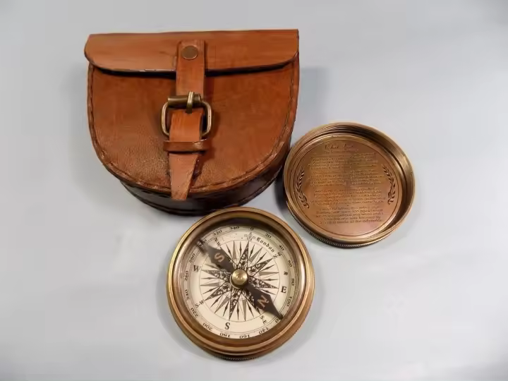 Brújula de bolsillo de latón de estilo vintage auténtico con estuche de cuero, regalos rústicos de decoración del hogar vintage - 1