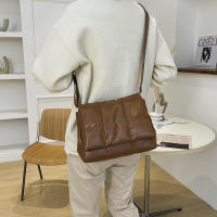 Bolso de hombro de gran capacidad para mujer, bandolera acolchada de diseño de lujo, a la moda, a cuadros, para axila - details 18